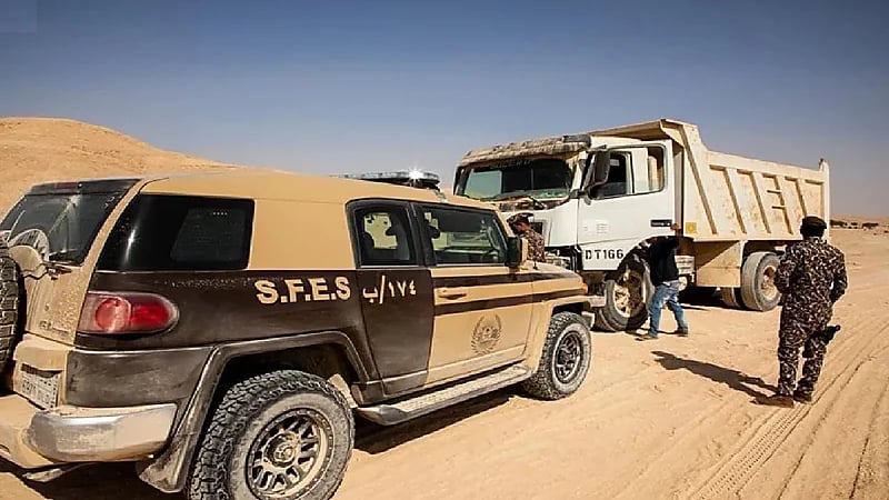ضبط مخالفَين لنظام البيئة لنقلهما الرمال وتجريف التربة في تبوك