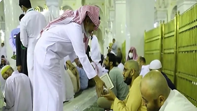 بالفيديو .. مواطن يرث عن أسرته عادة تقديم الإفطار للصائمين بالحرم منذ عقود