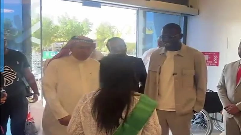 كوليبالي يلتقي طفلة من ذوي الإعاقة في الرياض .. فيديو