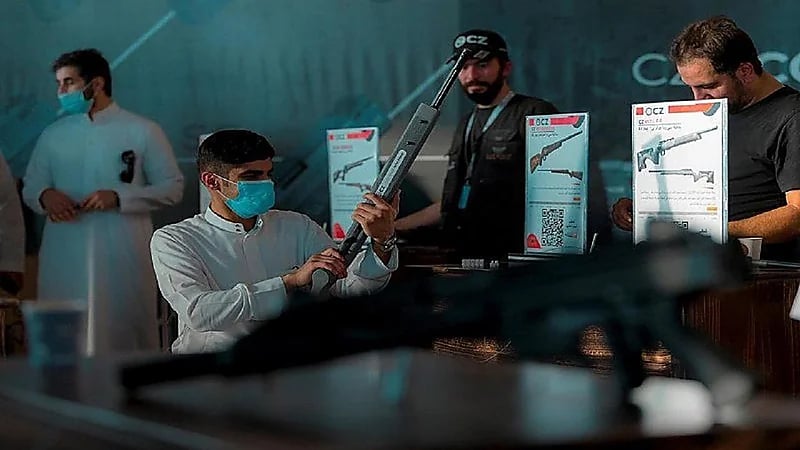 بالفيديو.. إصدار رخص حمل وشراء السلاح للسيدات في معرض الصقور والصيد