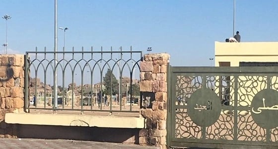 بالصور.. عمالة وافدة تحول مصلى العيد بالطائف إلى ملعب كرة