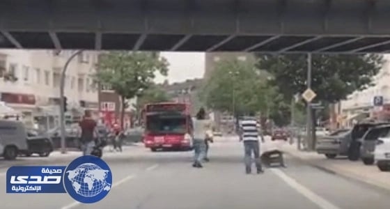 بالفيديو.. ألمانيا تشيد بـ " شجاعة عرب " أوقفوا منفذ اعتداء هامبورج