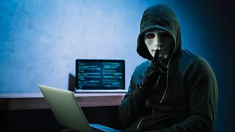 ضبط 48 شخصًا يديرون مركز اتصال وهميًا لسلب أموال عملاء البنوك حول العالم