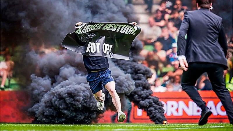 مشجعون يقتحمون الملعب ويلقون القنابل في مباراة بالدوري الهولندي