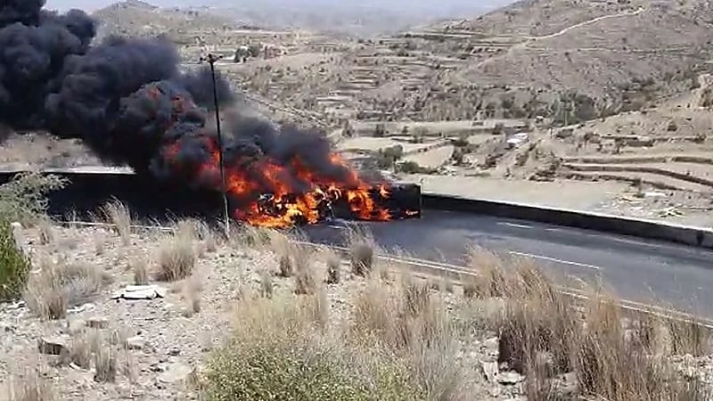 انقلاب شاحنة وقود بعسير بين بلسمر وتنومة اليوم