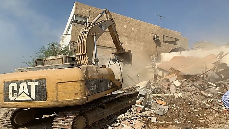 بالفيديو.. أمانة جدة تواصل أعمال إزالة المباني العشوائية