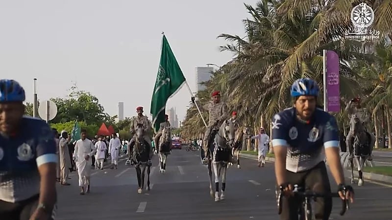 بالفيديو.. تشكيلات بحرية وجوية ومسيرة للعربات العسكرية باليوم الوطني