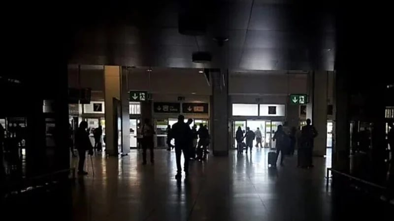 احتفالات في برشلونة مع عودة الكهرباء بعد انقطاع شامل شلّ إسبانيا .. فيديو