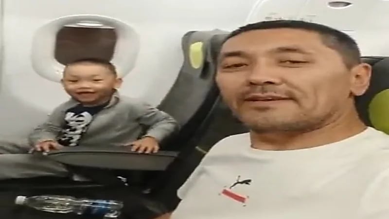 شاهد.. راكب يوثق سفره إلى روسيا وحيداً في الطائرة