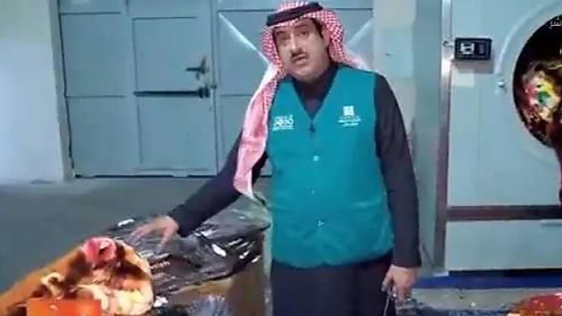 التجارة تداهم مستودعًا يغش المستهلكين في المسلتزمات الشتوية .. فيديو