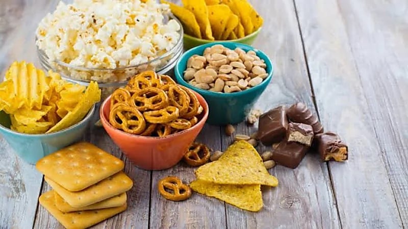 سبب الميل إلى تناول الأطعمة السكرية والمالحة والشوكولاتة