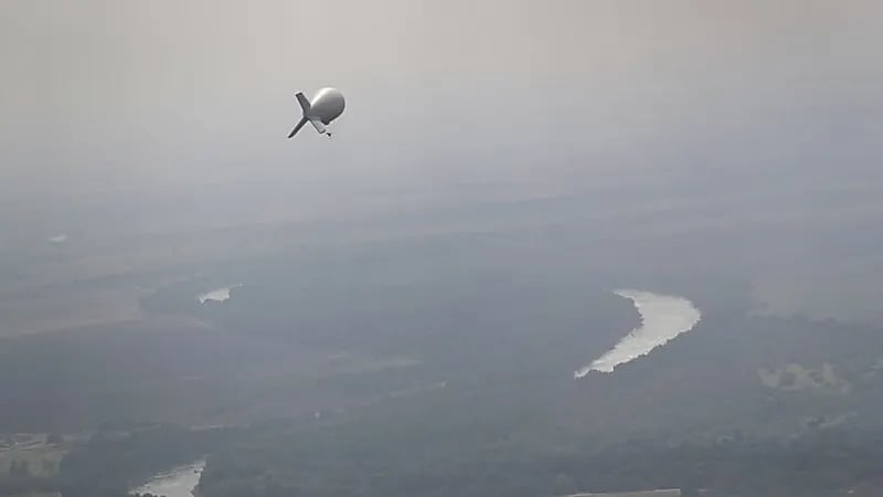 ملاحقة منطاد مجهول فوق سماء أمريكا