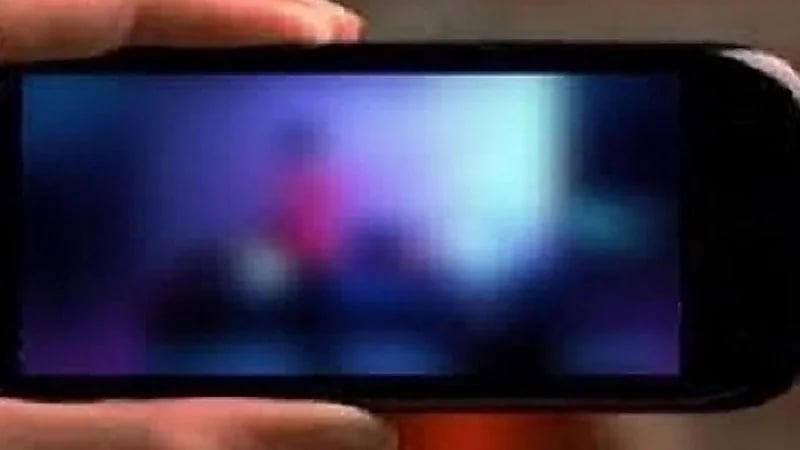 رجل يصور فتاة بطريقة غير لائقة بصالة الألعاب الرياضية