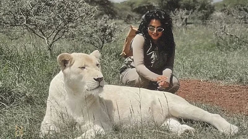 نجلاء الودعاني تفاجئ متابعيها بظهور جريء مع أسد.. صور