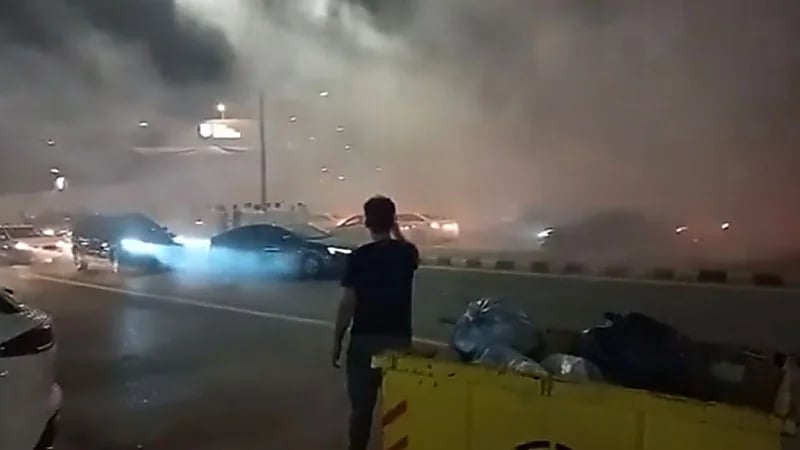 شاهد.. المرور يتفاعل مع تجمهر وتفحيط مجموعة شبان بأحد أحياء الرياض