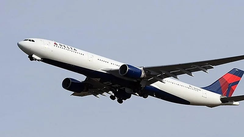 عض وضرب وفوضى بين ركاب طائرة أمريكية