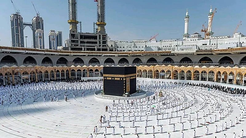 تطبيق إجراءات التباعد الجسدي بين المصلين في الحرمين الشريفين بدءا من غد