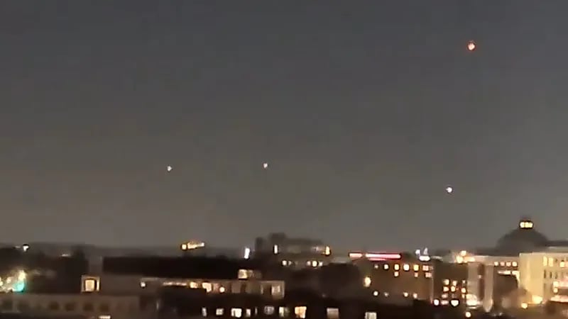 احتلال الفضائيين .. رصد أجسام طائرة مجهولة فوق الكونغرس الأمريكي .. فيديو