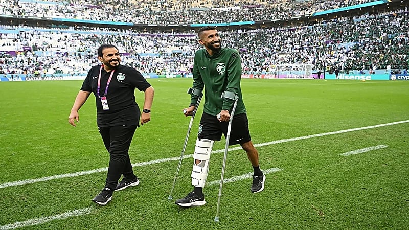 بالفيديو .. لحظة خروج سلمان الفرج متكئا على عكازين بعد الفوز على الأرجنتين