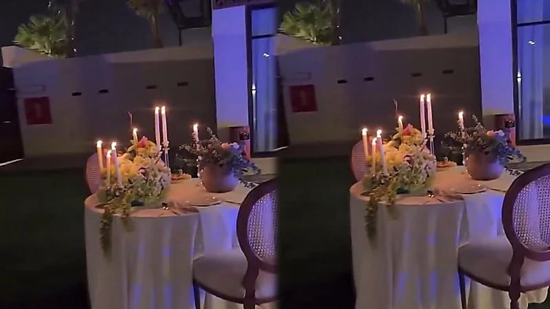 سعيد الزهراني يفاجأ زوجته بجلسة رومانسية على ضي الشموع والعشاء فول!.. فيديو