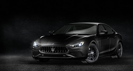 بالصور.. مازيراتي تستعرض سياراتها باللون الأسود في جنيف