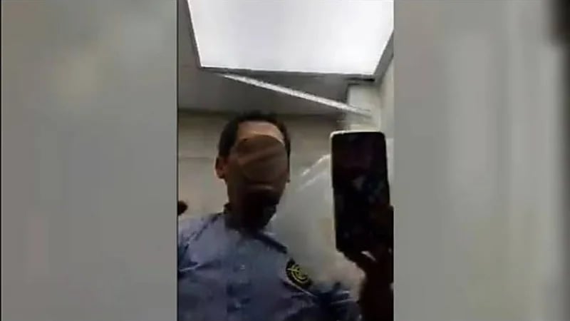عامل يخفي هاتفاً في حمام السيدات لتصويرهن