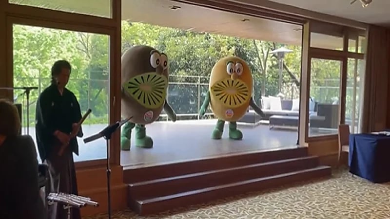 استقبال غريب لرئيسة وزراء نيوزلندا بدمى الكيوي