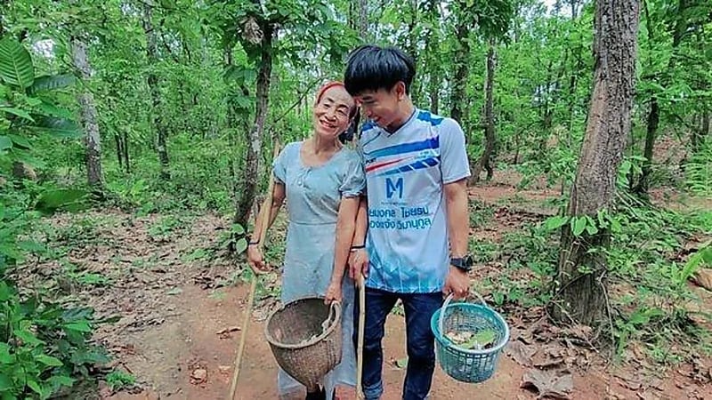 بالصور.. صبي يتزوج عجوز في عمر جدته