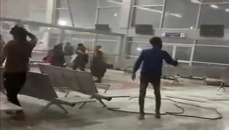 رياح وأمطار غزيرة تتسبب في تحطم مطار عدن الدولي.. فيديو