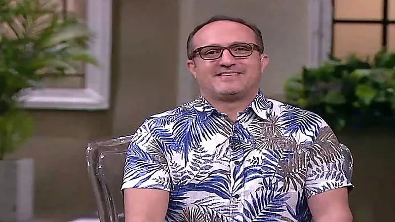 إعلامي مصري: إيه المشكلة إن ست تسلم على راجل باليد