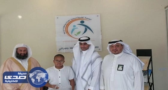 البنك الأهلي يوزع حقائب مدرسية على 150 يتيماً بالباحة