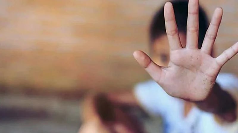 عشريني يعنف طفله بوحشية لانزعاجه من كثرة بكاءه