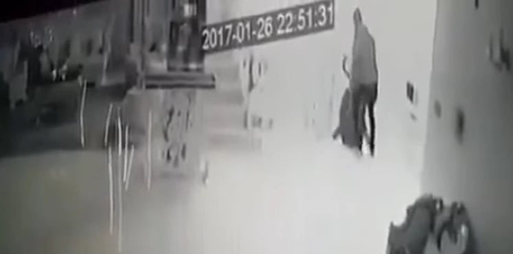 بالفيديو..لحظة حمل شخصين جثة شاب كويتي مقتول