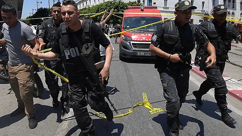 شاب تونسي يحاول إحراق رجال الأمن