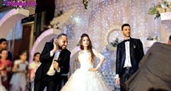 بالفيديو.. أصدقاء شاب يحاولون إثنائه عن الزواج في حفل زفافه