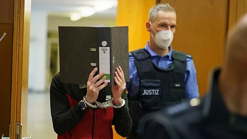 داعشي يعلق طفلة تحت الشمس حتى ماتت عطشا