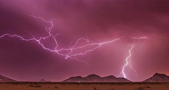 بالصور.. البروق ترسم لوحة فنية رائعة على جبال قطن غرب القصيم