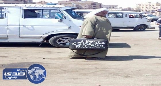 تلاحقه الفضائيات ويهدده الأطباء .. فلاح مصري " طبيب جراح " لعلاج البواسير