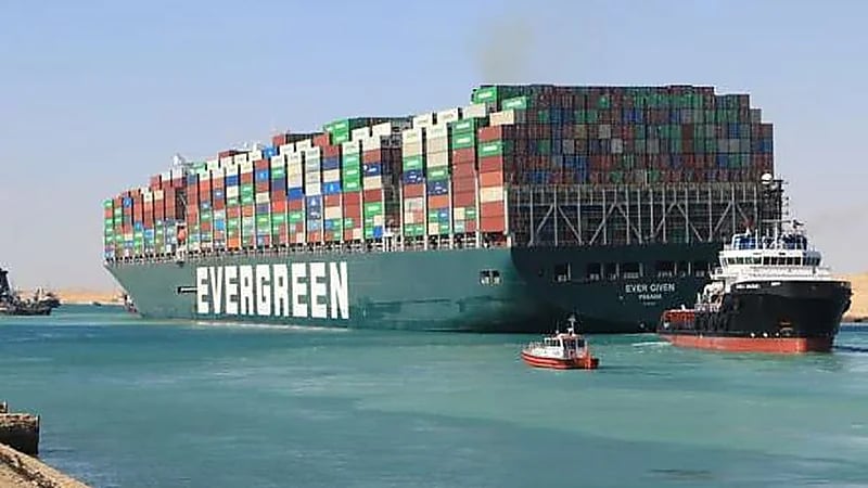 "إيفر جيفن" تصل مدخل قناة السويس