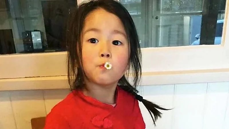 الكشف عن تفاصيل تعرض طفلة لحادثة مأساوية بسبب الملابس