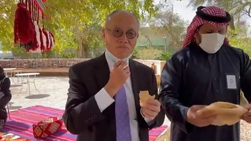 شاهد.. سفير اليابان بالمملكة يتناول المقشوش والمصلي والمصابيب