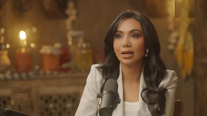 انهيار لبنى عبدالعزيز بسبب والدتها.. فيديو