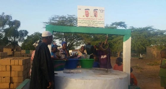 بالفيديو والصور.. مواطن يحفر بئر ماء في هيلا بالسنغال