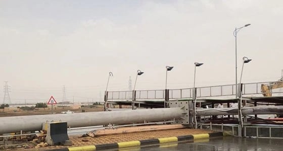 أمطار " رنية " تُسقط لوحة ترحيب ضخمة وأعمدة إنارة
