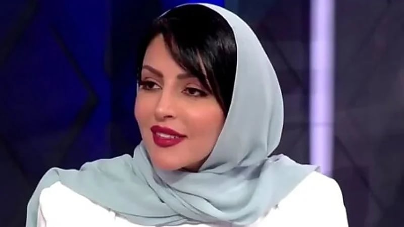 ملاك الحسيني تدعو أمام الكعبة: اللهم انتقم ممن أساء لي .. صور