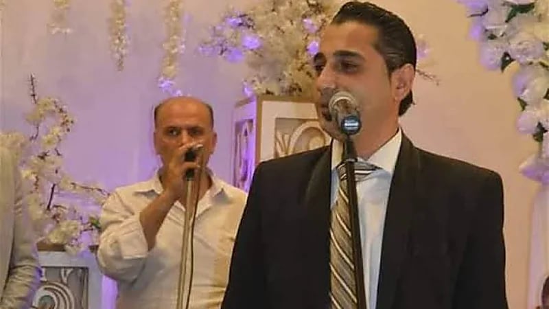 مشاهد صادمة لتوقيف فنان سوري تثير ضجة ومطالبات بكشف الحقيقة.. فيديو