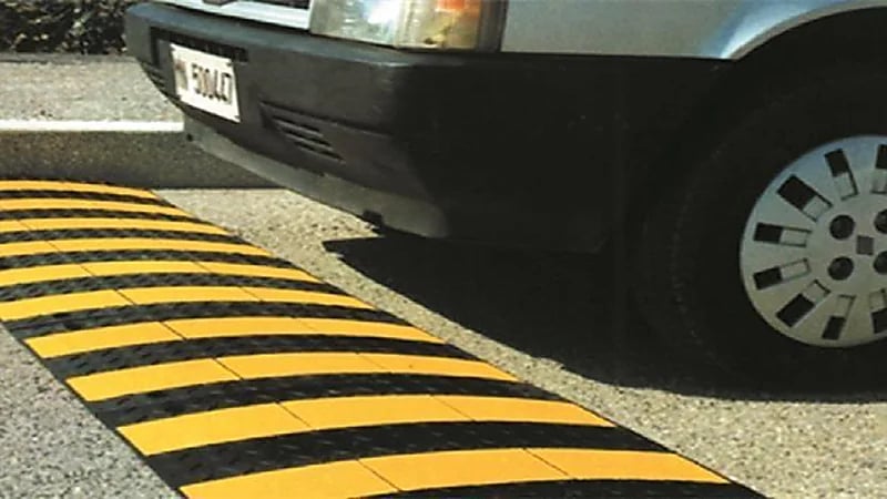 بالفيديو.. استشاري يوضح خطورة المطبات الصناعية على صحة قائدي المركبات