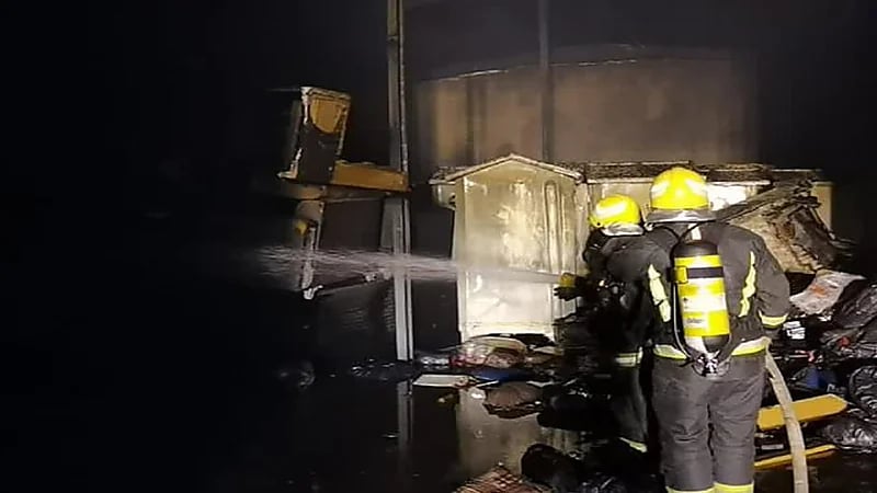 إخماد حريق هائل في مستودع بالعاصمة المقدسة