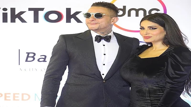 قبلات الفيشاوي الجريئة لزوجته تثير الجدل