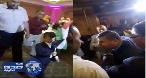 ⁠⁠⁠⁠⁠بالفيديو.. رئيس لجنة فلسطين النيابية يقبل قدم طفل